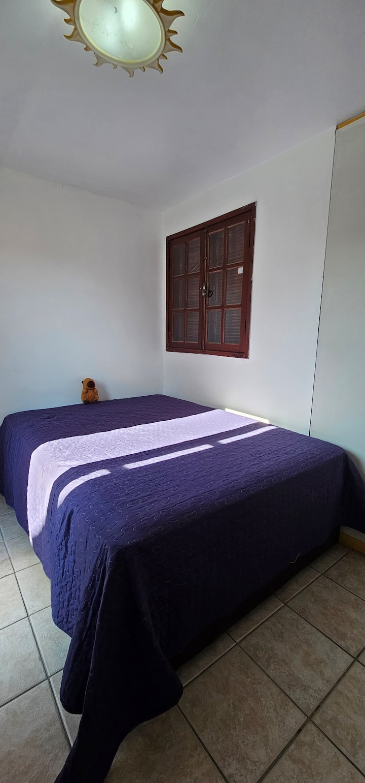 Habitación cómoda con un gran balcón y ventilador.