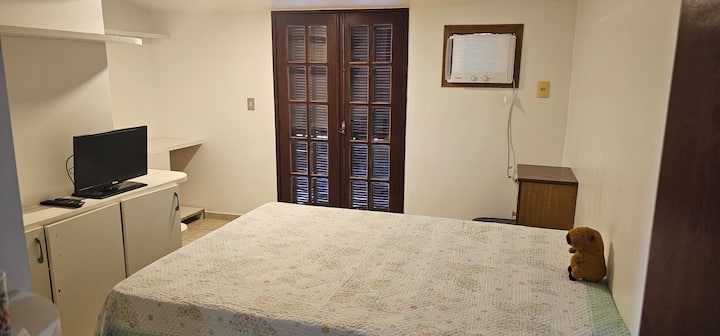 Suite con aire acondicionado, TV inteligente de 23" y balcón. 
Tiene colchón adicional.