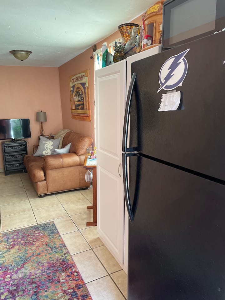 Хладилник/фризер, микровълнова печка и кафене