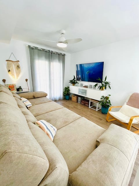 Beach house with 2.5 bathrooms, parking, WiFi, and A/C