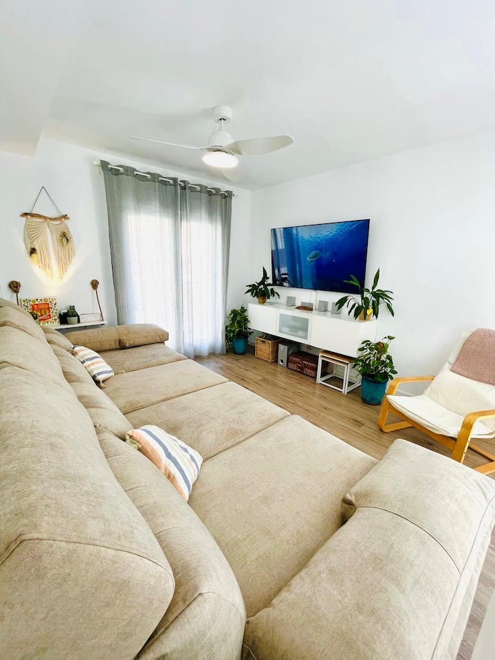 Beach house with 2.5 bathrooms, parking, WiFi, and A/C
