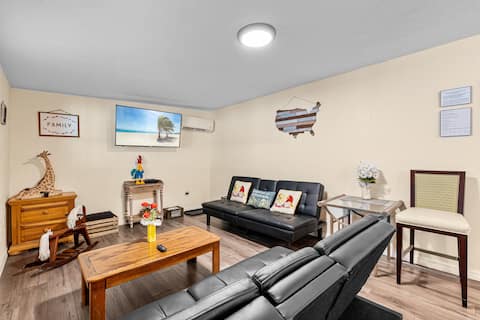 Top Airbnb: Farmhouse*hotel style suite*King*only 5miles2beach in West Lealman
