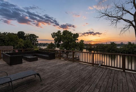 Spacious Lakeside Getaway Decatur