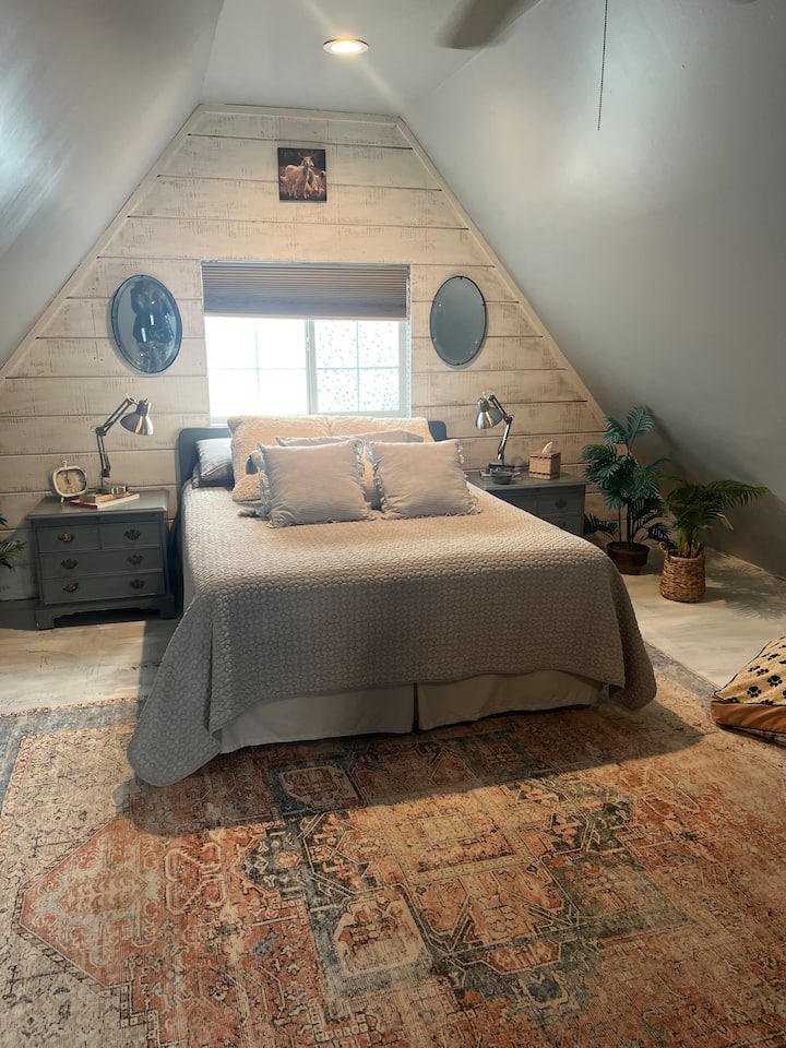  Дзен спалня,двойно легло с 2 нощни шкафчета и допълнително място за съхранение на плат във винтидж шкаф. Има легло за вашия домашен любимец.