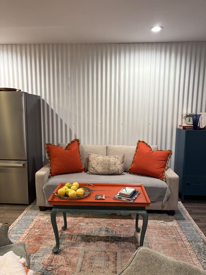 Уютно отворено пространство, състоящо се от кухня, всекидневна, трапезария. 