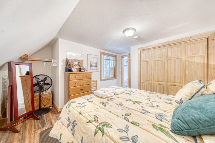 מיטת קווין בחדר השינה