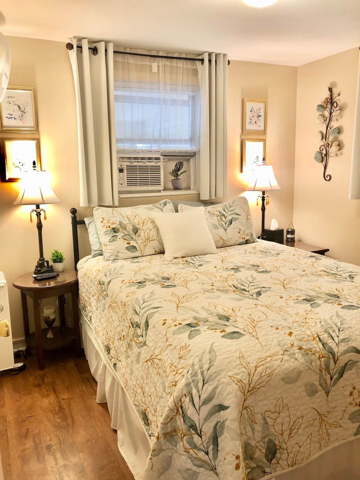 Spavaće sobe su male, 2,5 x 2,5 metra, ali udobne i učinkovite. Bračni krevet (160x200) s nadmadracem od memorijske pjene i zaštitnim madracem. Zamračite zavjese, Roku TV od 81 cm, ventilator za bijelu buku, pojedinačnu toplinu i zrak te dovoljno prostora u ormaru