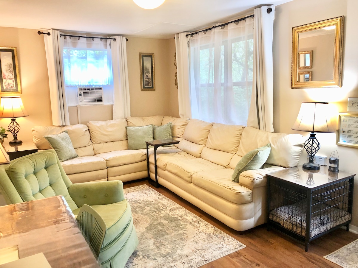 U dnevnom boravku nalazi se udoban kauč s naslonjačem na jednom kraju i bračnim krevetom na razvlačenje. Također ima udobnu okretnu ljuljačku koja je odlična za spavanje male djece. Oba su krajnja stola također mala i srednja sanduka za pse. 