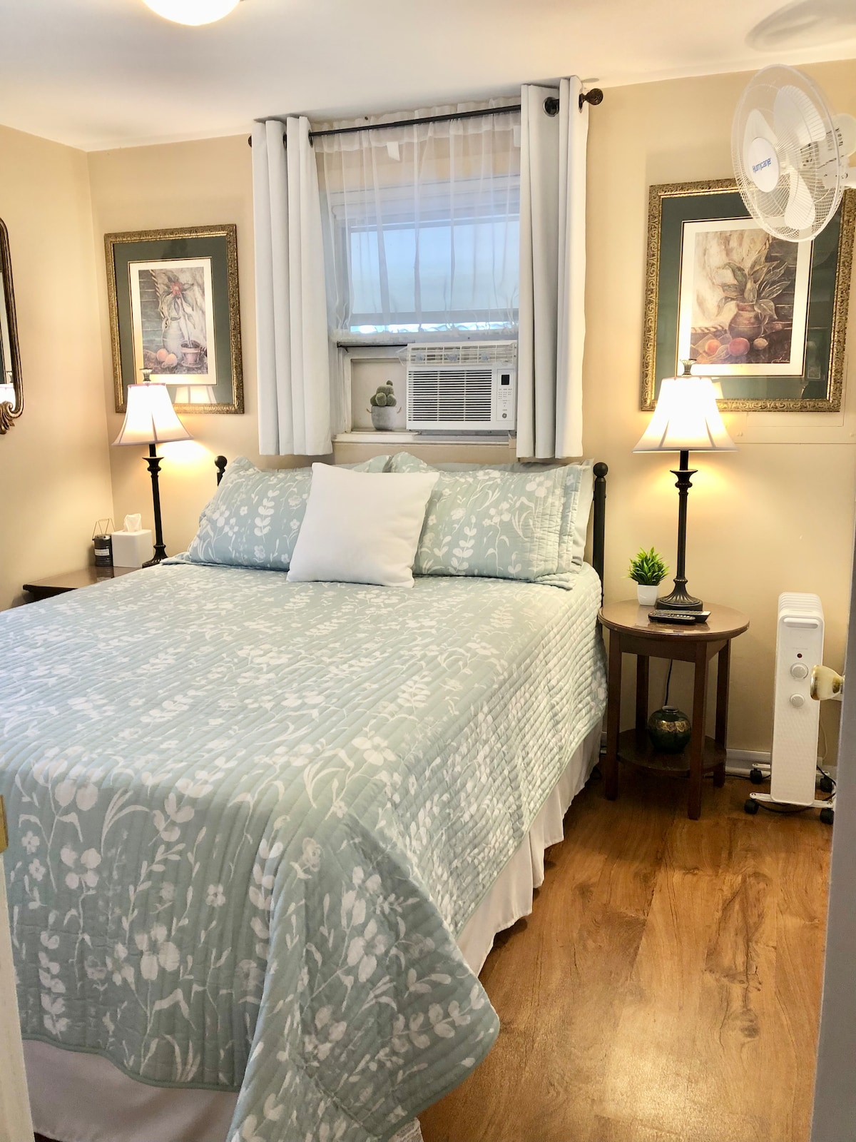 Spavaće sobe su male, 2,5 x 2,5 metra,ali udobne i učinkovite. Bračni krevet (160x200) s nadmadracem od memorijske pjene i zaštitnim madracem. Zamračite zavjese, Roku TV od 81 cm, ventilator za bijelu buku, pojedinačnu toplinu i zrak te dovoljno prostora u ormaru