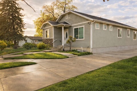 Spacious 6BR Home w/2 Large Living Areas & 3 Bath