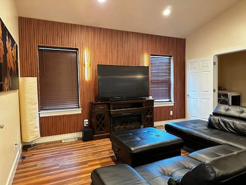 Mountain & City Getaway: 6BR, 2 Kitchens, 3 Bathrm