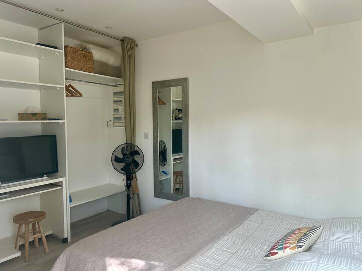 La habitación tiene TV, armario con perchas, ventilador para las noches de verano, y una acogedora cama de 160/200 cm.