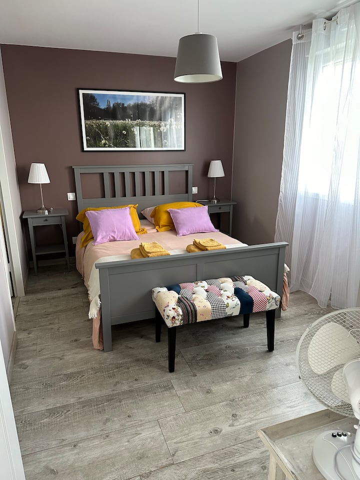 Habitación con baño contiguo, y por la ventana de salida del sol  y el canto de los pajaritos por la mañana.