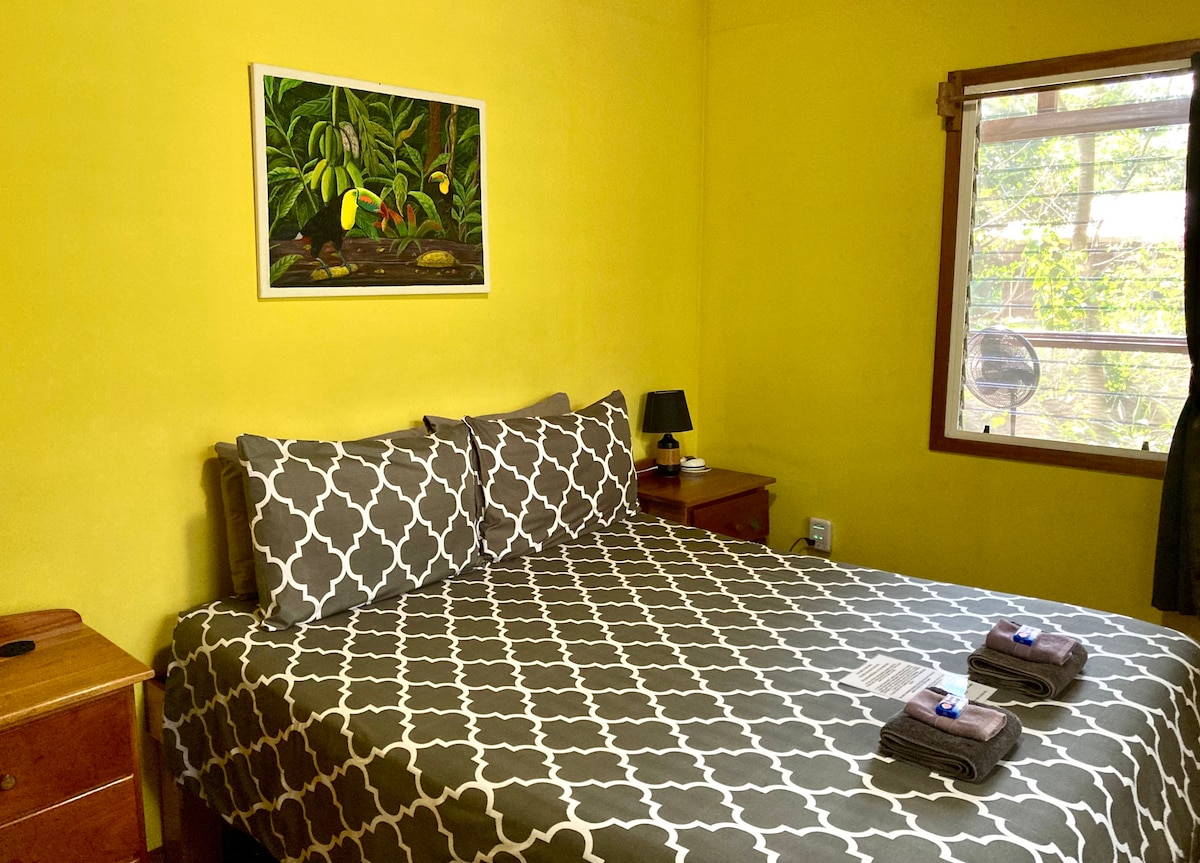 Cómoda cama tamaño queen en un acogedor refugio en la copa de los árboles