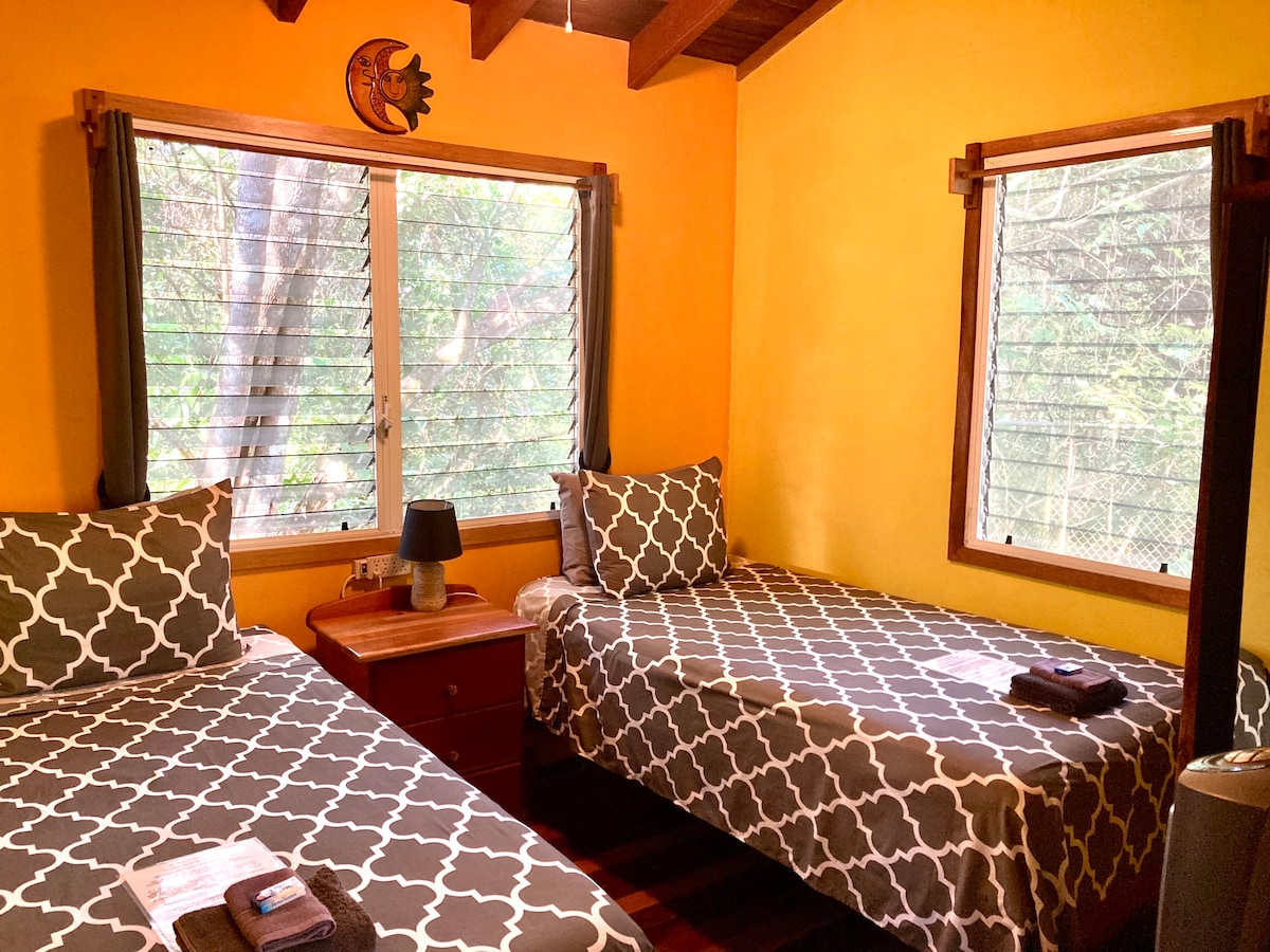 Segundo dormitorio, con camas individuales (individuales), ambas  con colchones ortopédicos