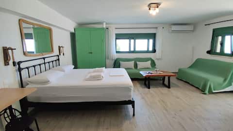 Popular Airbnb listing: Mikri Akti, Isolated Studio with great sea view in Δήμος Ηγουμενίτσας