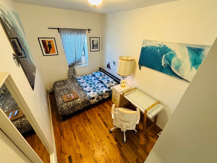 Chumba kina vistawishi na vifaa vyote kwa ajili ya kazi ya ofisi ya mbali ukiwa nyumbani. Dawati la ofisi na kiti. Stendi ya usiku ina droo 3 kwa ajili ya hati na vitu vingine