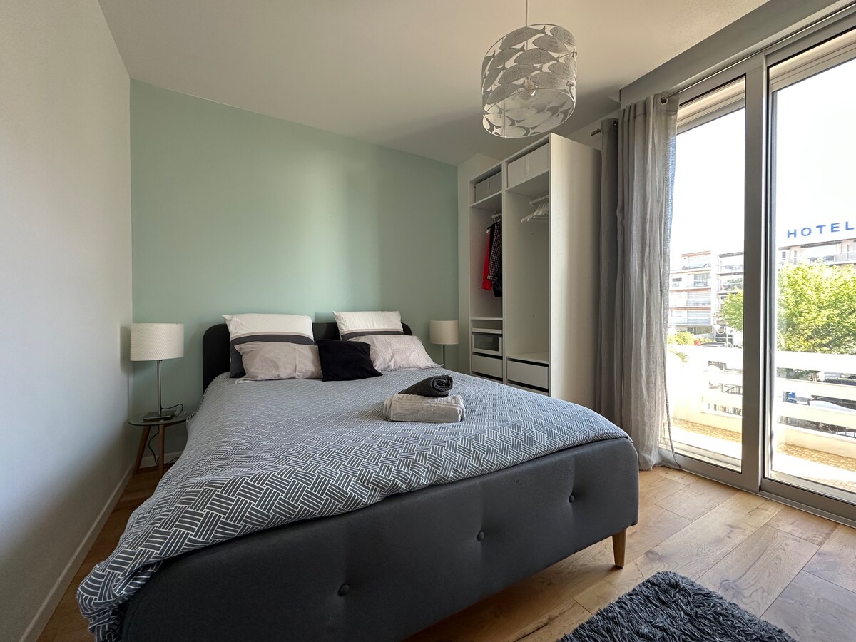 Спална соба 1 со поглед на балкон