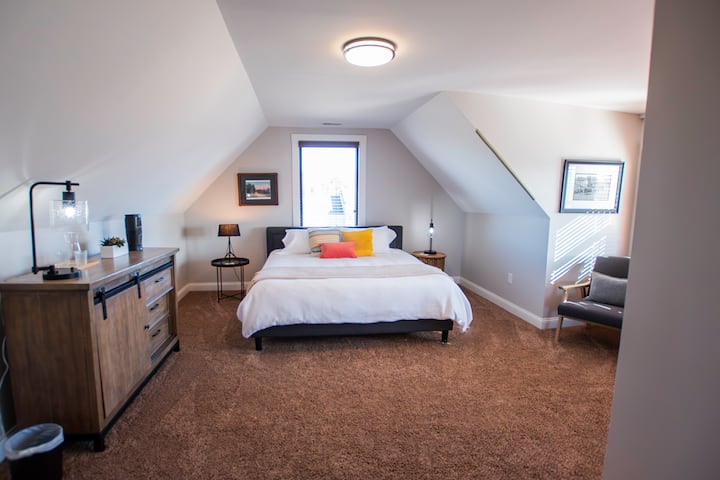 Spálňa č. 1 – priestranná spálňa s manželskou posteľou veľkosti King a krásnym výhľadom na IU ~ Strecha