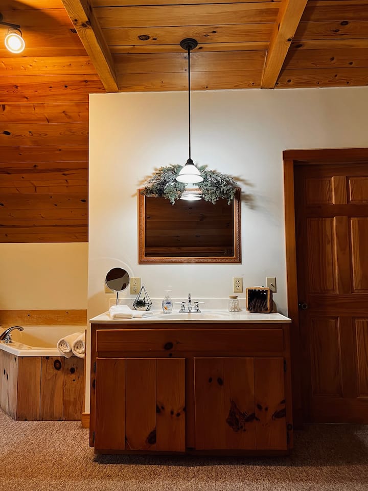 Kúpeľňa s toaletou cez dvere umiestnené vedľa toaletného kúta. Celé poschodie je hlavná spálňa a kúpeľňa so sprchovacím kútom a vírivkou, ktorá sa nachádza v priestore spálne. 