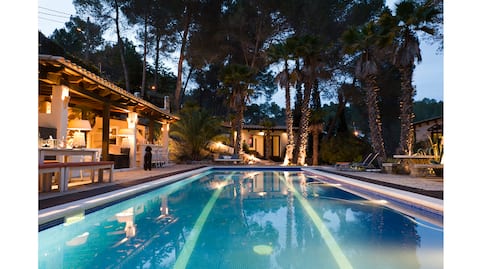 Villa Palmera, w/ new gym & spacious event room