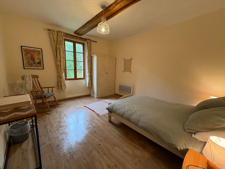 Chambre dans la grande maison avec lit 140cm. 
