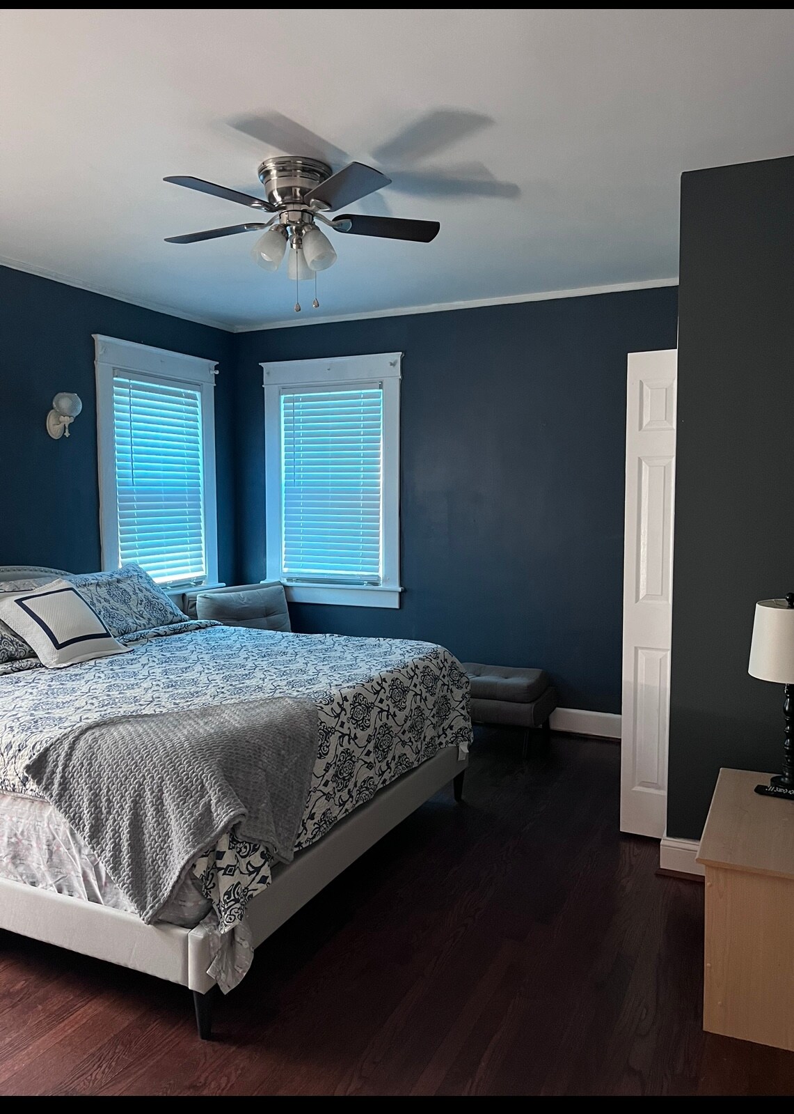 Оваа спална соба има брачен кревет (широк 150-179 см) со нов цврст душек од мемори пена. Многу природна светлина - 3 прозорци во собата. 
