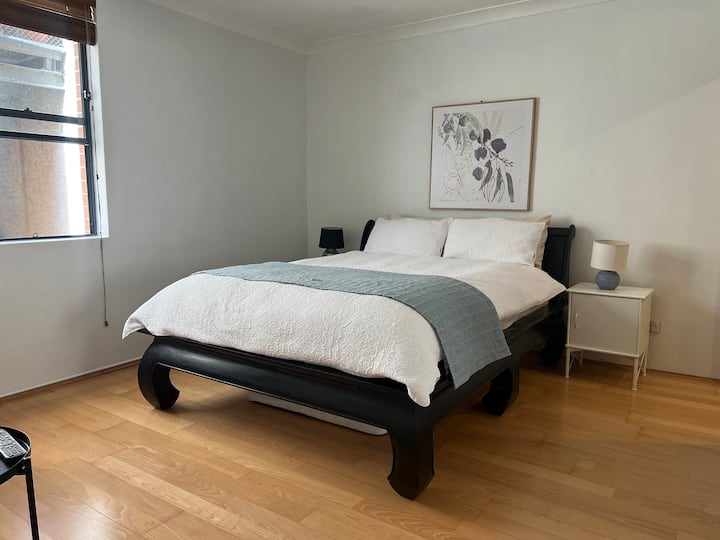 السرير الكبير الأكثر راحة!! هذه هي الغرفة الرئيسية للبيت وتأتي مع حمام داخلي خاص، مع أفخم دش. 