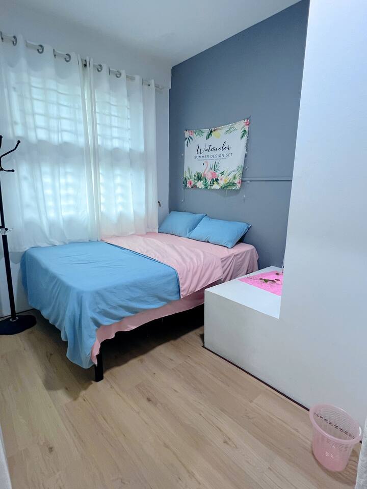 Ოთახი 2
Კონდიციონერი
Საწოლი ორადგილიანი კუთხით
Ქსოვილის საკიდები
Სარკე

Ოთახი 2
Aircom
1,5 საწოლი 15 × 203 სმ
Ქურთუკის საკიდი 
Სარკე