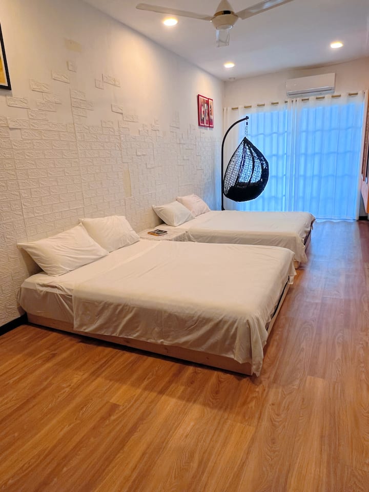 Ოთახი 4 ბარით
Aircom
Ბარის მაგიდა
3 ბარის სკამი
Მაგიდა
Საკიდის სკამი
2 საწოლი 15 × 203 სმ
Ძაღლების ტროლეიბუსი
Ლეიბი (პრიორიტეტული რაოდენობის დაჯავშნა)

Ოთახი4 ბარის სიგრძე
Პარკინგი
Ბარის მაგიდა
3 ბარიანი სკამი
Მაგიდა
Დასაკიდი სკამი
2 ორადგილიანი საწოლი
Ძაღლების ეტლი
Ლეიბები (წინასწარ დაჯავშნილი რაოდენობა)