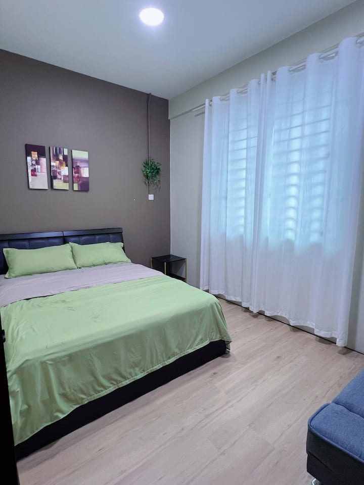 Ოთახი 3
Კონდიციონერი
Საწოლი ორადგილიანი კუთხით
Ქსოვილის საკიდები
Ტახტი

Ოთახი 3
Aircom
1,5 საწოლი 15 × 203 სმ
Ქურთუკის საკიდი
Მინი-სოფაბედი 
