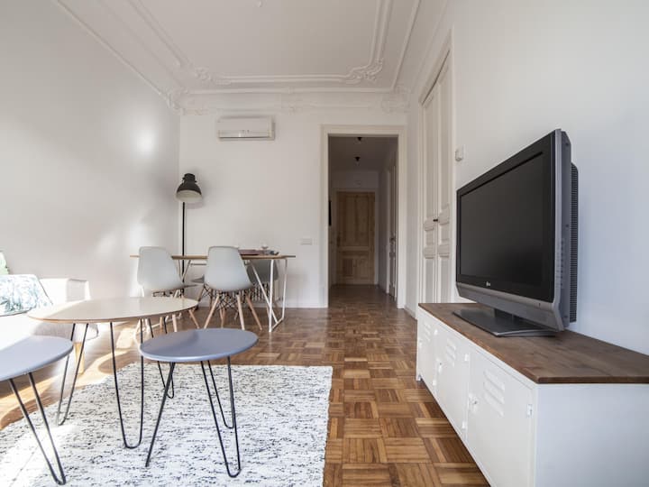 Modernist And Stylish Apartment In Eixample - Barcelona