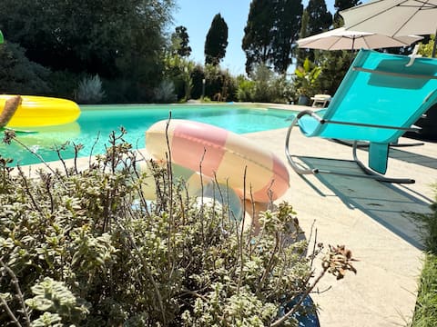 Two-room apartment with an exclusive pool, large garden, and sea