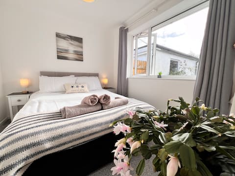 Dog Friendly Family Bungalow, parking, WiFi