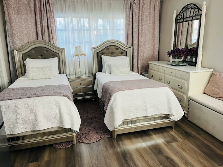 ห้องนอนที่อบอุ่น 2 เตียงคู่ โต๊ะข้างเตียงพร้อมโคมไฟและนาฬิกาปลุก ตู้ลิ้นชัก 7 ชั้น ทีวี โต๊ะทำงานและเก้าอี้ ตู้เย็นขนาดเล็ก ไมโครเวฟ เครื่องชงกาแฟ โต๊ะรีดผ้า กระจกส่องตัว เก้าอี้ชายหาด 2 ตัว โต๊ะทำงาน พัดลม แก้วไวน์ 2 คู่ แก้วน้ำและแก้วน้ำ