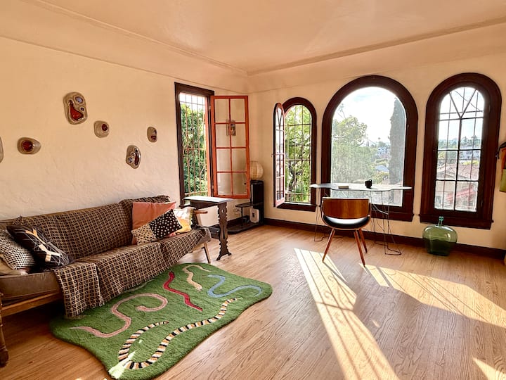 Perfect Location, 2 Bedroom 1920s Home - Los Angeles, CA