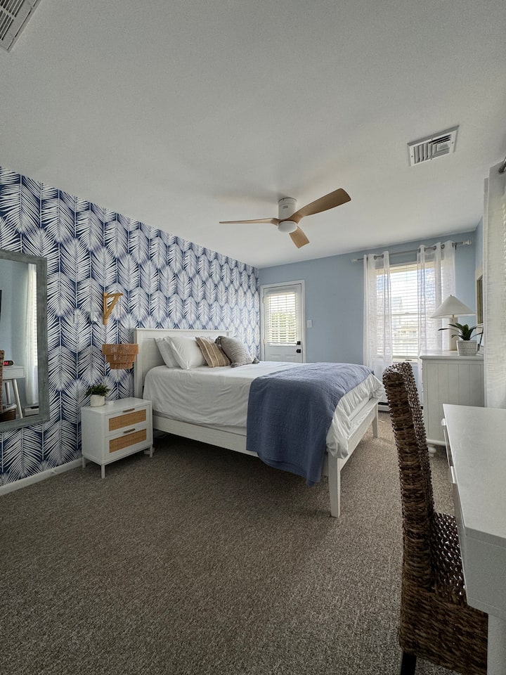 Suite principal con baño privado y balcón. 