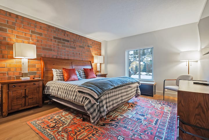 Master Bedroom - King, Smart TV, Large closet, Pvt full bath