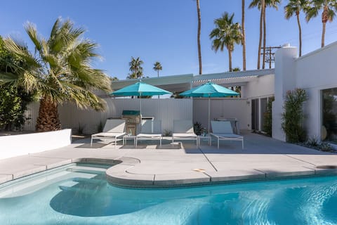Desert Eden – Midcentury Pool Oasis