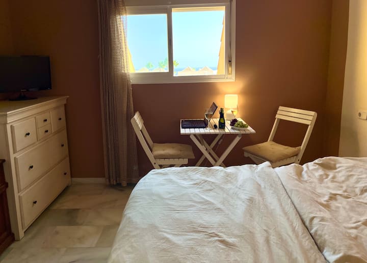 בחדר השינה השלישי הגדול יש פינת ישיבה/שולחן