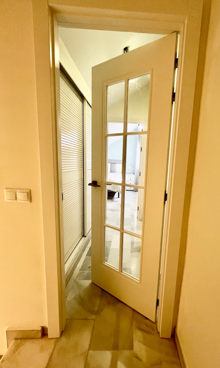 הקומה העליונה יכולה להיסגר עם דלת, לשני חדרי שינה וחדר הרחצה