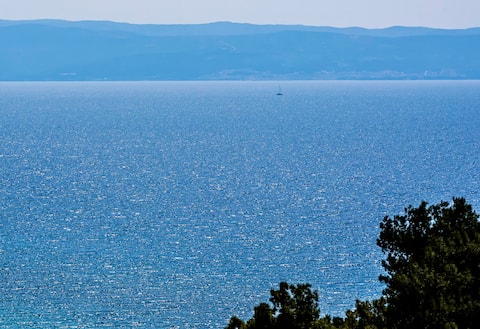 Popular Airbnb listing: Apartment Šime with a Stunning Sea View in Stobreč