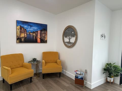 Top performing Airbnb: Modern family retreat in Tamiami