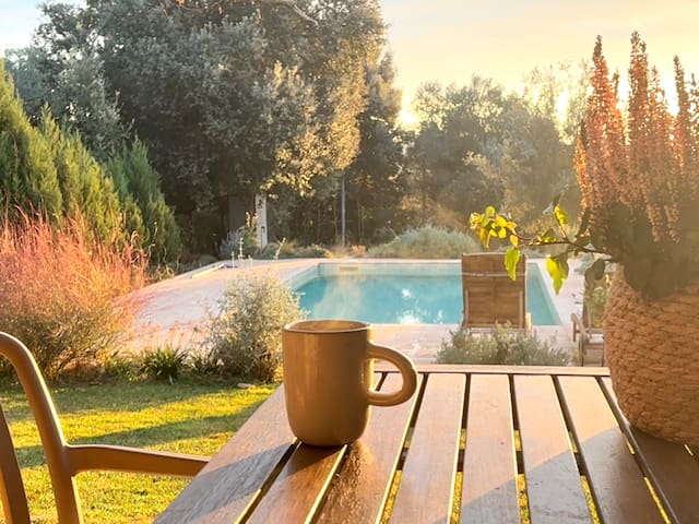 Casa con piscina y gran jardín exterior en Empordà