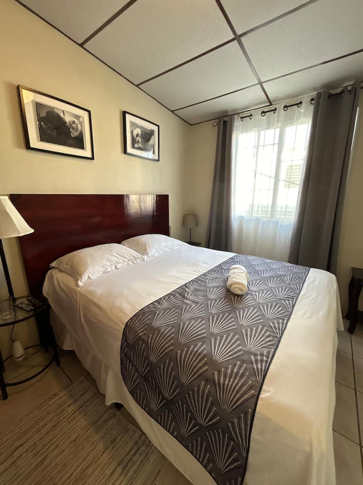 Habitación No. 1. 
Cama Queen (1.60 mt x 2.00 mt) 
TV inteligente con aire acondicionado 
y armario con cable
