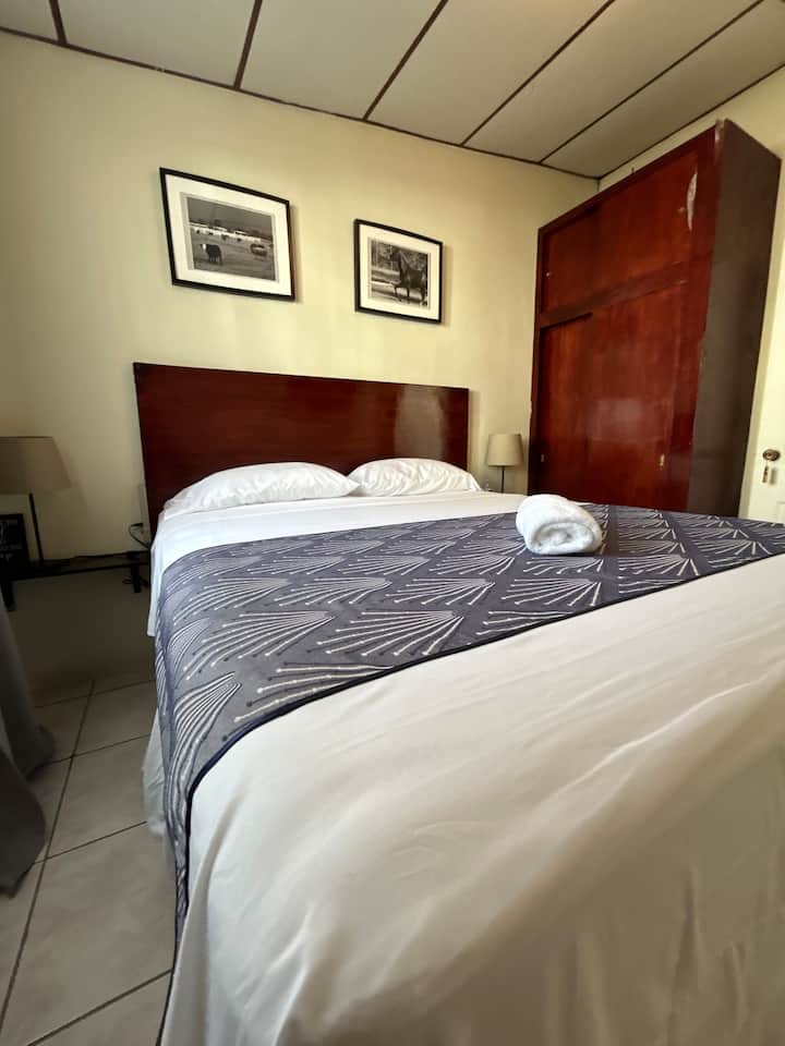 Dormitorio n .º 2
cama tamaño queen
A/C 
SmartTV & Cable
Closet