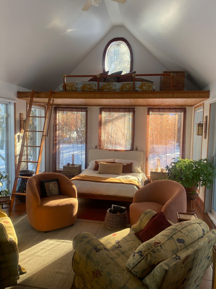 La suite du
rez-de-chaussée
Cette pièce du rez-de-chaussée offre un espace cosy comprenant deux lits doubles, dont un installé sur la mezzanine. Elle dispose également d’un coin salon aménagé avec 4 fauteuils confortables, idéal pour se détendre