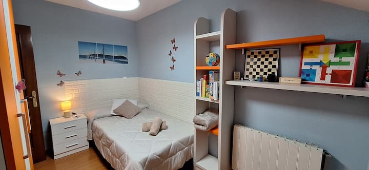 חדר שינה יחיד עם מיטה בגודל 105 ס"מ