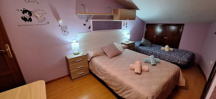 חדר שינה גדול לשלושה עם מיטה של 135 ומיטה של 90