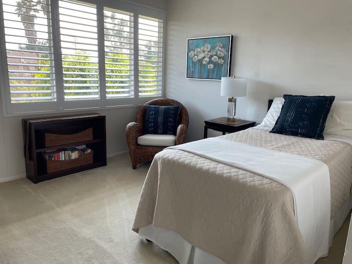 独立卧室安静明亮，窗户很多